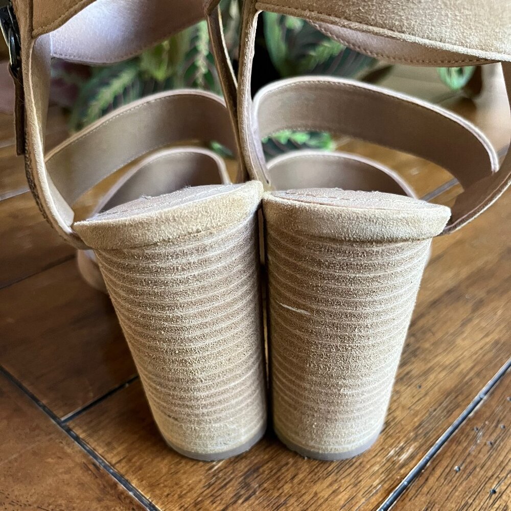 Tahari "Media" Shoes in tan/beige suede size 9.5 - Picture 3 of 6